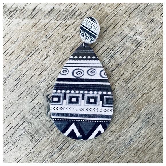 ETHNIC PRINT CHIC DROPPED EARRINGS - Picture 3 of 3